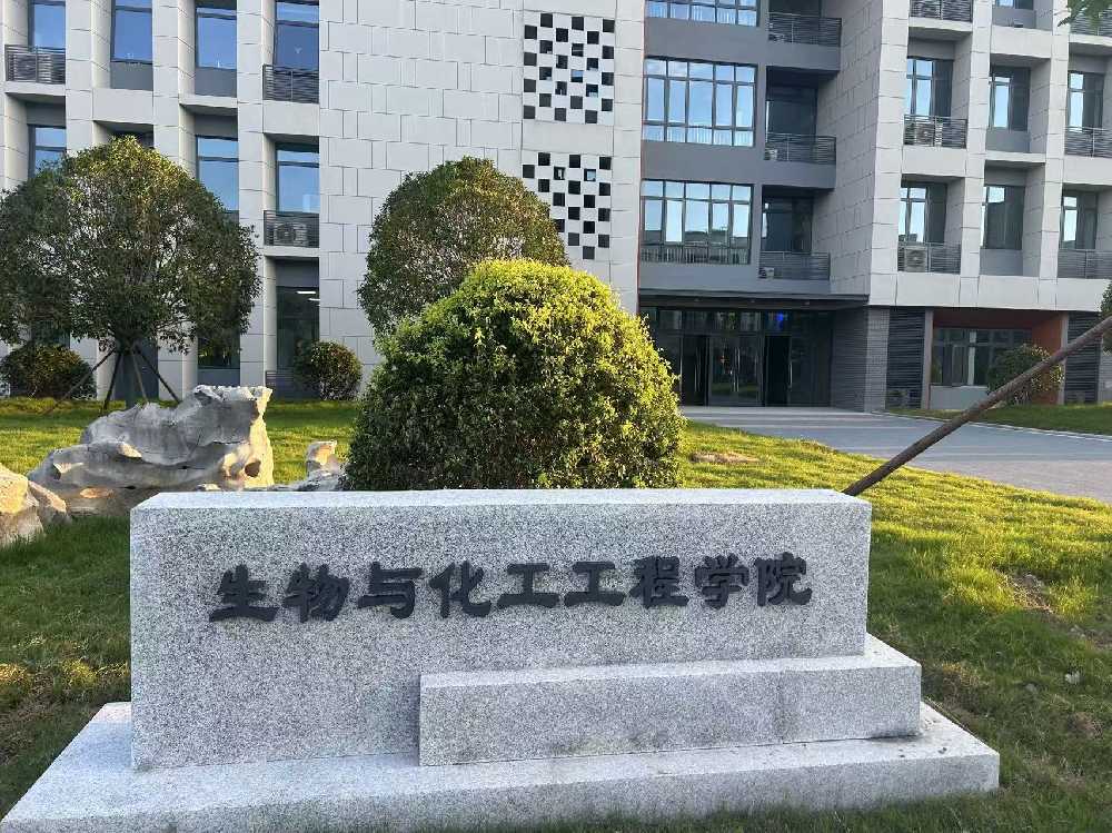 花溪区扬州职业大学体育场高杆灯项目